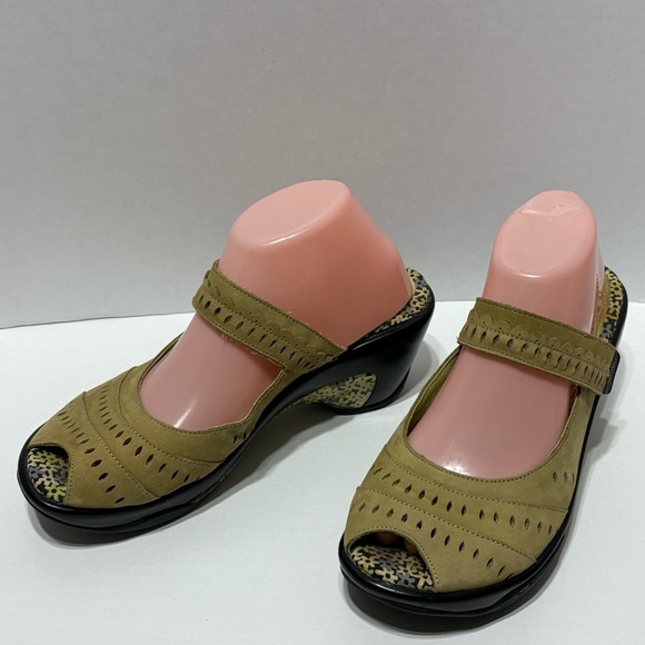 Jambu Shoes - Jambu Touring Too Mary Jane Slide Mule Women’s 9.5 M Green Leather 3" Heel